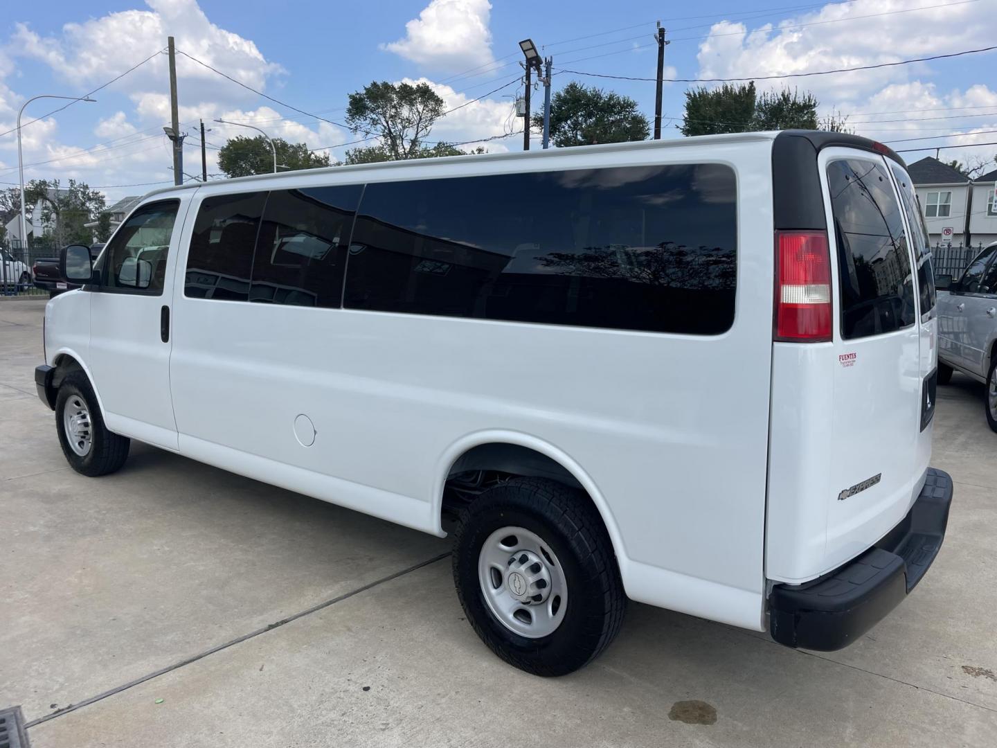 2007 White /Beige Chevrolet Express LS 3500 Extended (1GAHG39U271) with an 6.0L V8 OHV 16V engine, 4-Speed Automatic Overdrive transmission, located at 1501 West 15th St., Houston, 77008, (713) 869-2925, 29.797941, -95.411789 - Photo#3