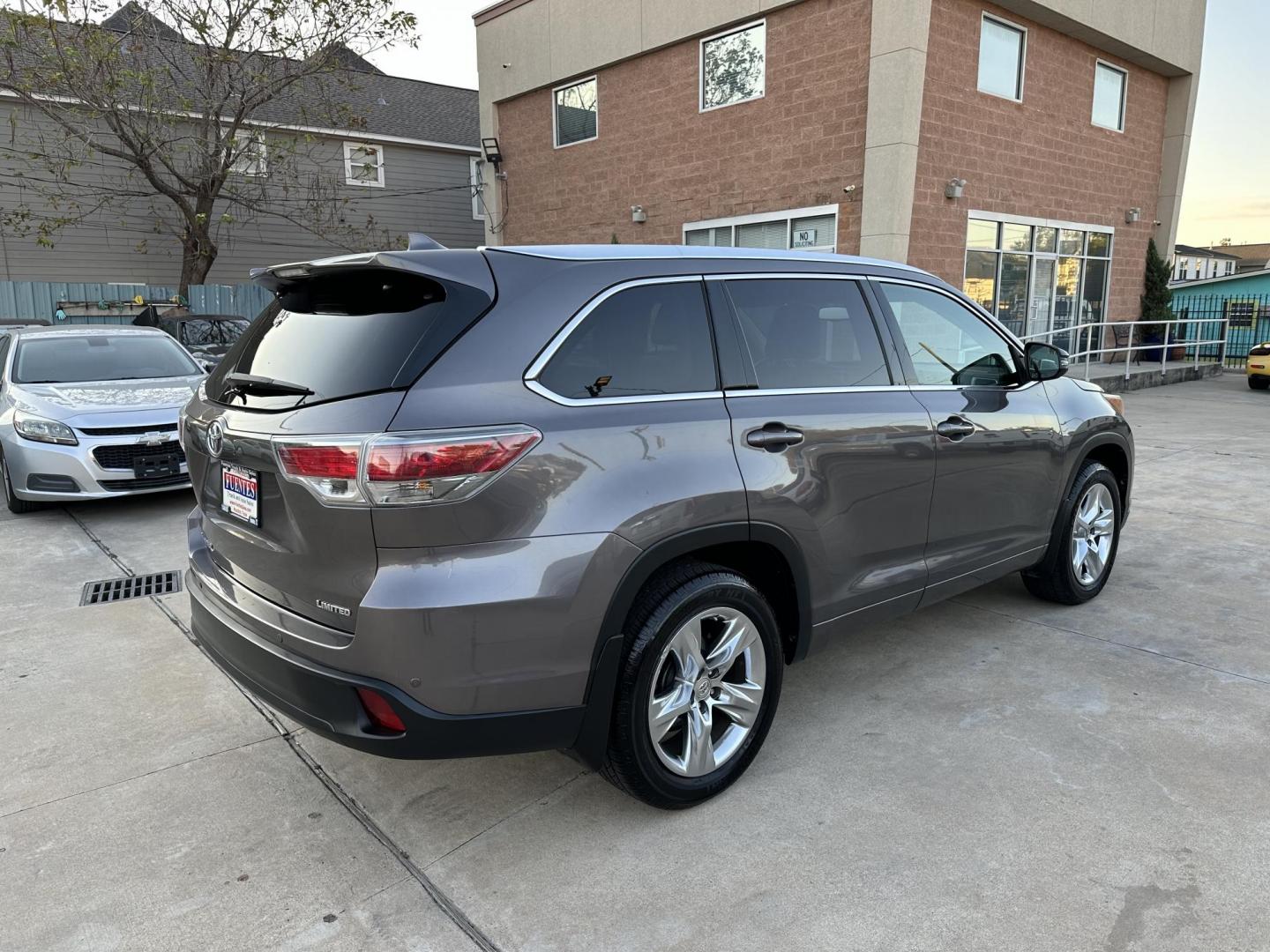 2015 Gray /Black Toyota Highlander Limited FWD V6 (5TDYKRFH0FS) with an 3.5L V6 DOHC 24V engine, 6-Speed Automatic transmission, located at 1501 West 15th St., Houston, 77008, (713) 869-2925, 29.797941, -95.411789 - Photo#1