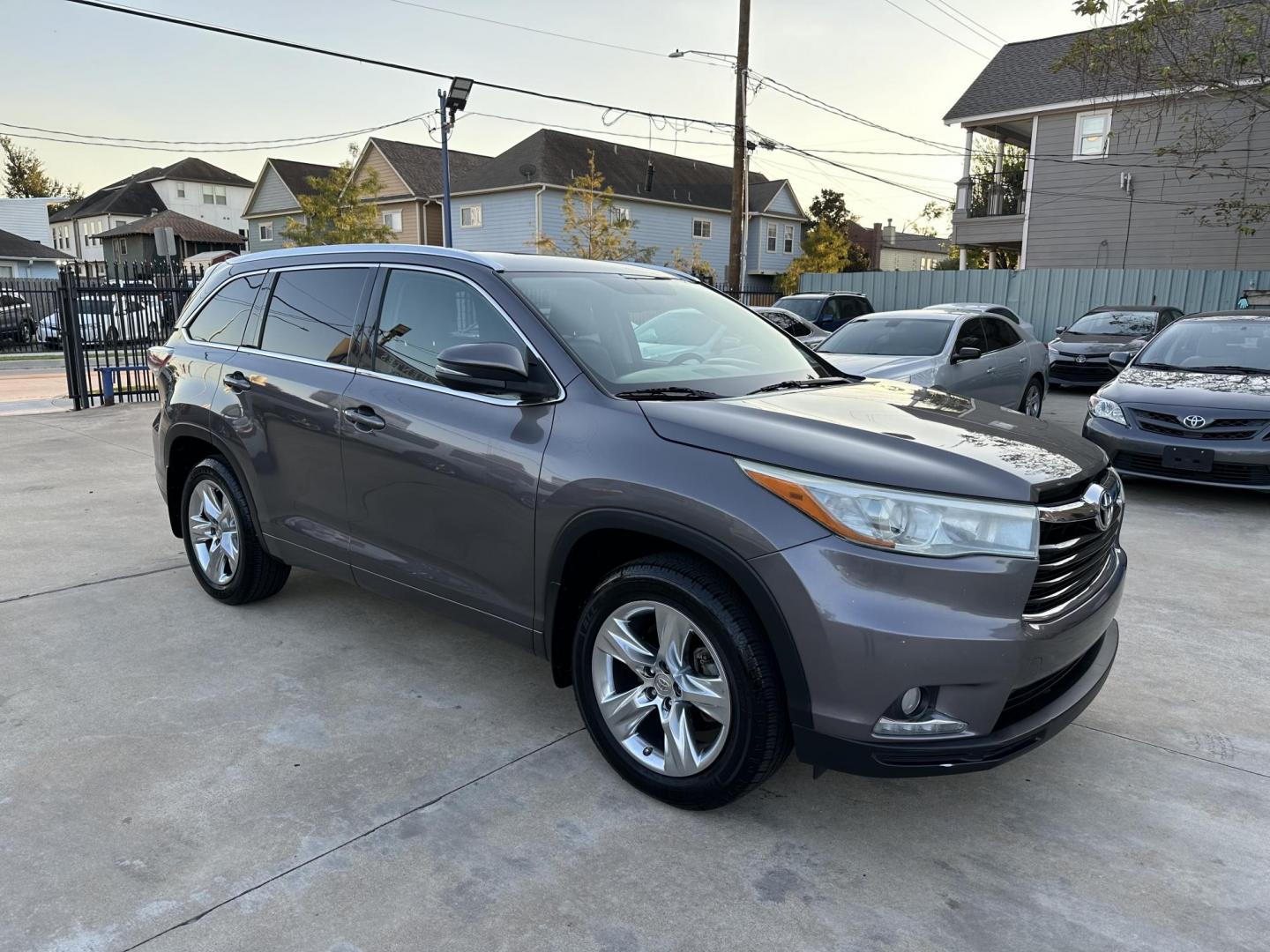 2015 Gray /Black Toyota Highlander Limited FWD V6 (5TDYKRFH0FS) with an 3.5L V6 DOHC 24V engine, 6-Speed Automatic transmission, located at 1501 West 15th St., Houston, 77008, (713) 869-2925, 29.797941, -95.411789 - Photo#2