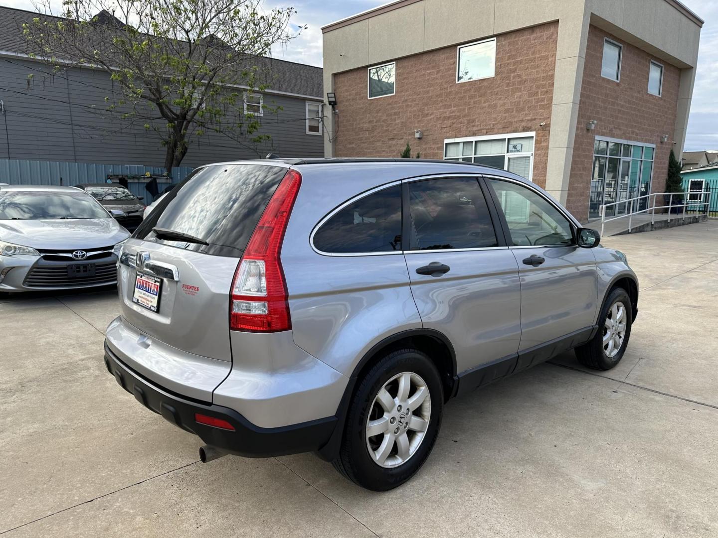 2008 Silver /Silver Honda CR-V EX 4WD AT (JHLRE48538C) with an 2.4L L4 DOHC 16V engine, 5-Speed Automatic Overdrive transmission, located at 1501 West 15th St., Houston, 77008, (713) 869-2925, 29.797941, -95.411789 - Photo#2