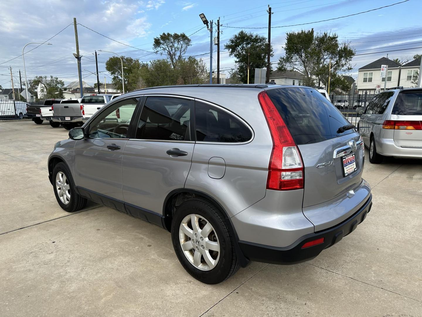 2008 Silver /Silver Honda CR-V EX 4WD AT (JHLRE48538C) with an 2.4L L4 DOHC 16V engine, 5-Speed Automatic Overdrive transmission, located at 1501 West 15th St., Houston, 77008, (713) 869-2925, 29.797941, -95.411789 - Photo#3