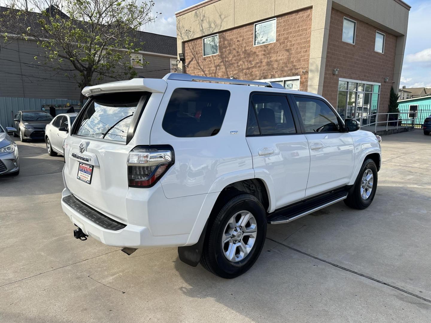 2018 White /Silver Toyota 4Runner SR5 2WD (JTEZU5JR0J5) with an 4.0L V6 DOHC 24V engine, 5A transmission, located at 1501 West 15th St., Houston, 77008, (713) 869-2925, 29.797941, -95.411789 - Photo#2