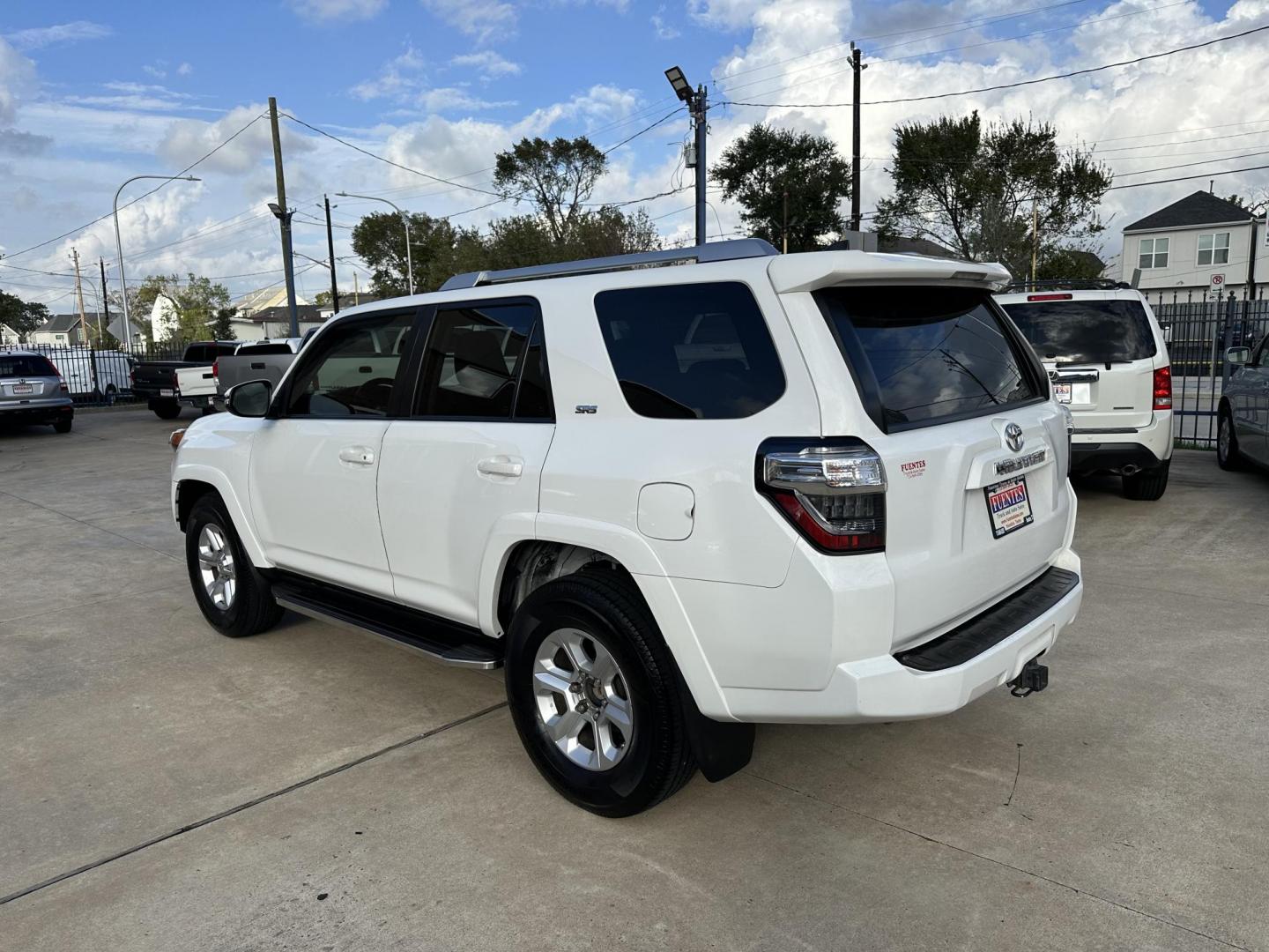 2018 White /Silver Toyota 4Runner SR5 2WD (JTEZU5JR0J5) with an 4.0L V6 DOHC 24V engine, 5A transmission, located at 1501 West 15th St., Houston, 77008, (713) 869-2925, 29.797941, -95.411789 - Photo#4