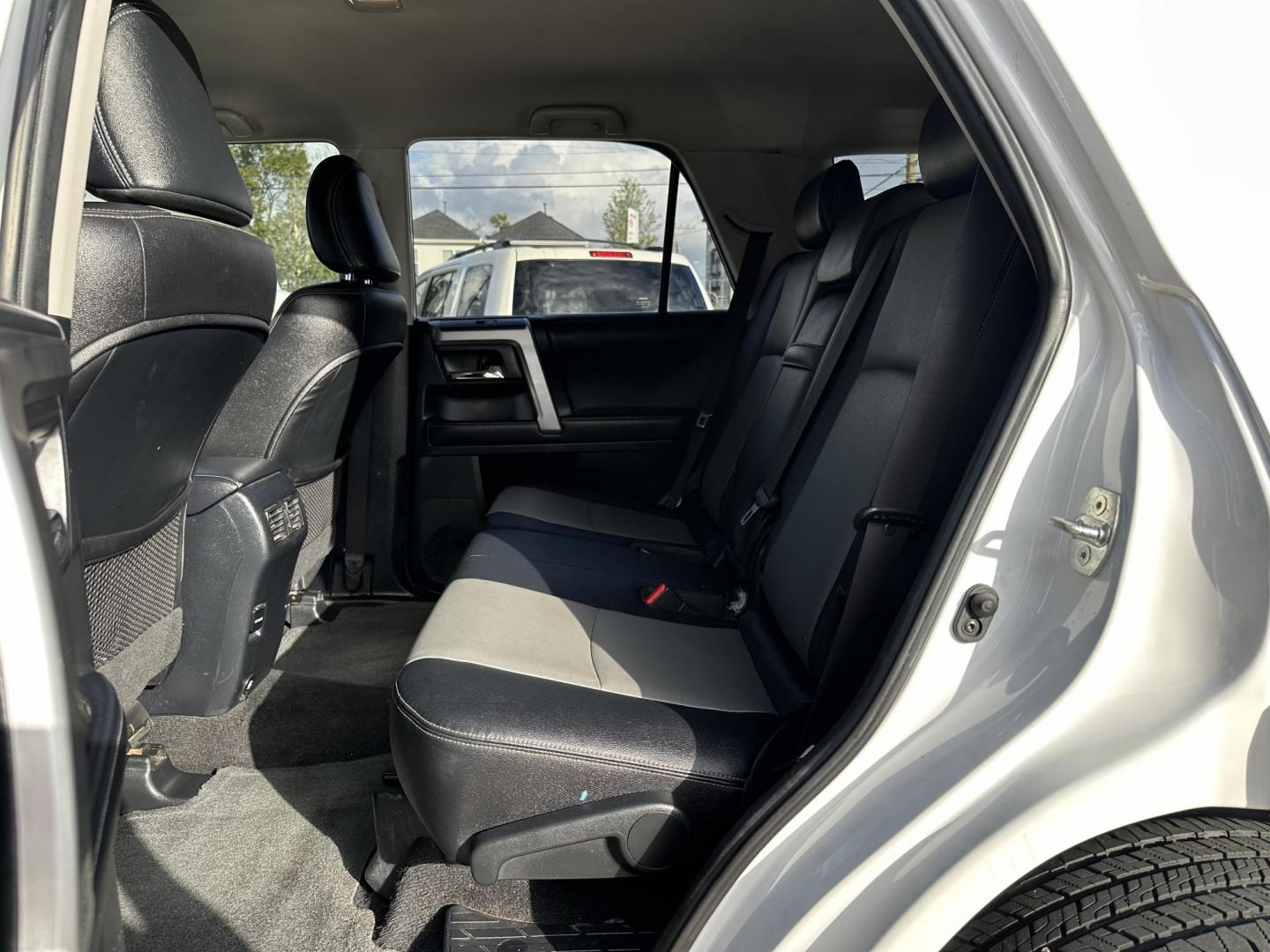 2018 White /Silver Toyota 4Runner SR5 2WD (JTEZU5JR0J5) with an 4.0L V6 DOHC 24V engine, 5A transmission, located at 1501 West 15th St., Houston, 77008, (713) 869-2925, 29.797941, -95.411789 - Photo#8