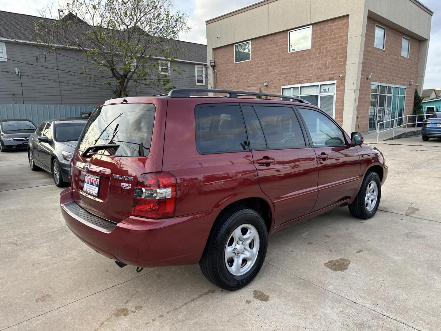 2006 Red /Beige Toyota Highlander 2WD (JTEGD21A060) with an 2.4L L4 DOHC 16V engine, 4-Speed Automatic Overdrive transmission, located at 1501 West 15th St., Houston, 77008, (713) 869-2925, 29.797941, -95.411789 - Photo#2