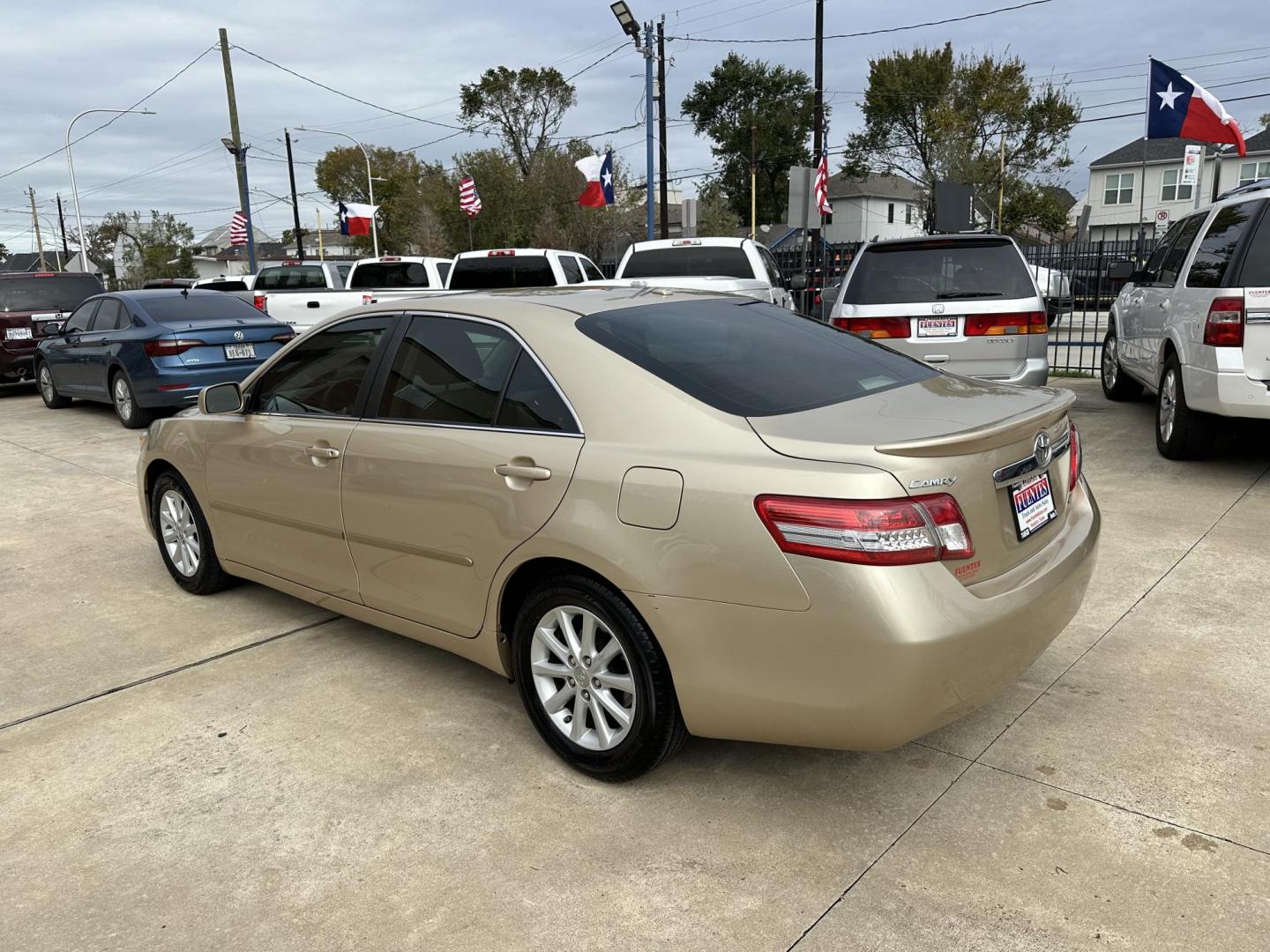 2010 Beige /Beige Toyota Camry XLE (4T4BF3EK9AR) with an 2.5L L4 DOHC 16V engine, 6-Speed Automatic Overdrive transmission, located at 1501 West 15th St., Houston, 77008, (713) 869-2925, 29.797941, -95.411789 - Photo#4