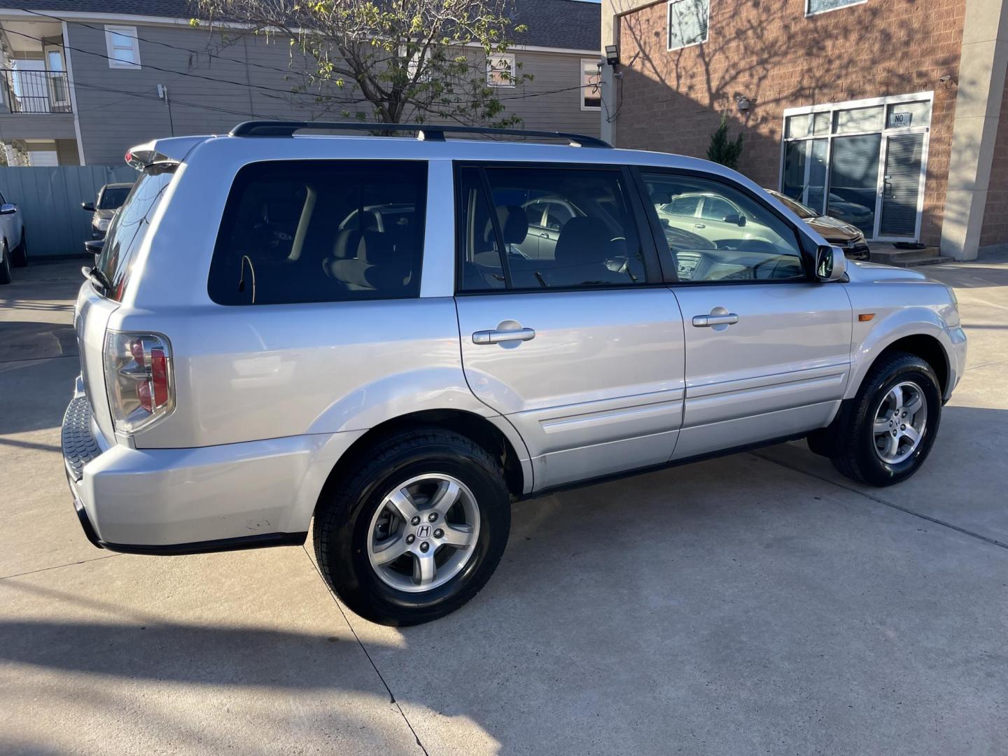 2007 Silver /Silver Honda Pilot EX 2WD (5FNYF28447B) with an 3.5L V6 SOHC 24V engine, 5-Speed Automatic Overdrive transmission, located at 1501 West 15th St., Houston, 77008, (713) 869-2925, 29.797941, -95.411789 - Photo#1