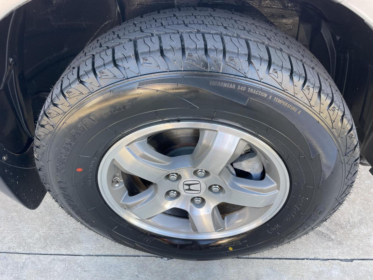 2007 Silver /Silver Honda Pilot EX 2WD (5FNYF28447B) with an 3.5L V6 SOHC 24V engine, 5-Speed Automatic Overdrive transmission, located at 1501 West 15th St., Houston, 77008, (713) 869-2925, 29.797941, -95.411789 - Photo#15