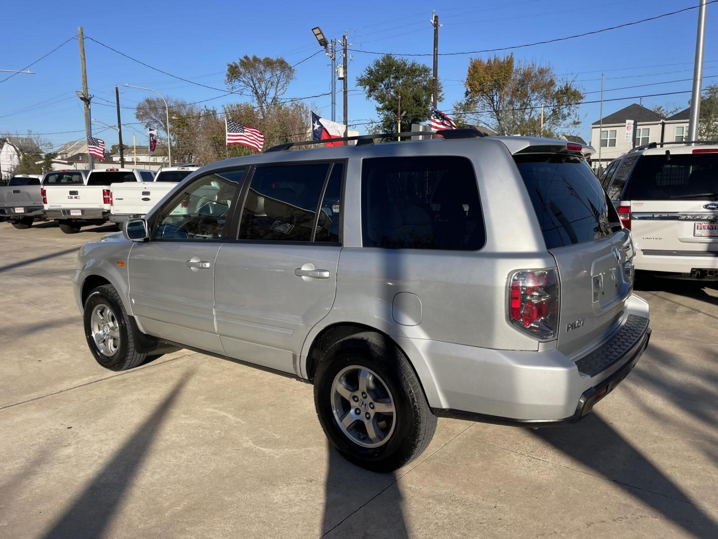 2007 Silver /Silver Honda Pilot EX 2WD (5FNYF28447B) with an 3.5L V6 SOHC 24V engine, 5-Speed Automatic Overdrive transmission, located at 1501 West 15th St., Houston, 77008, (713) 869-2925, 29.797941, -95.411789 - Photo#3