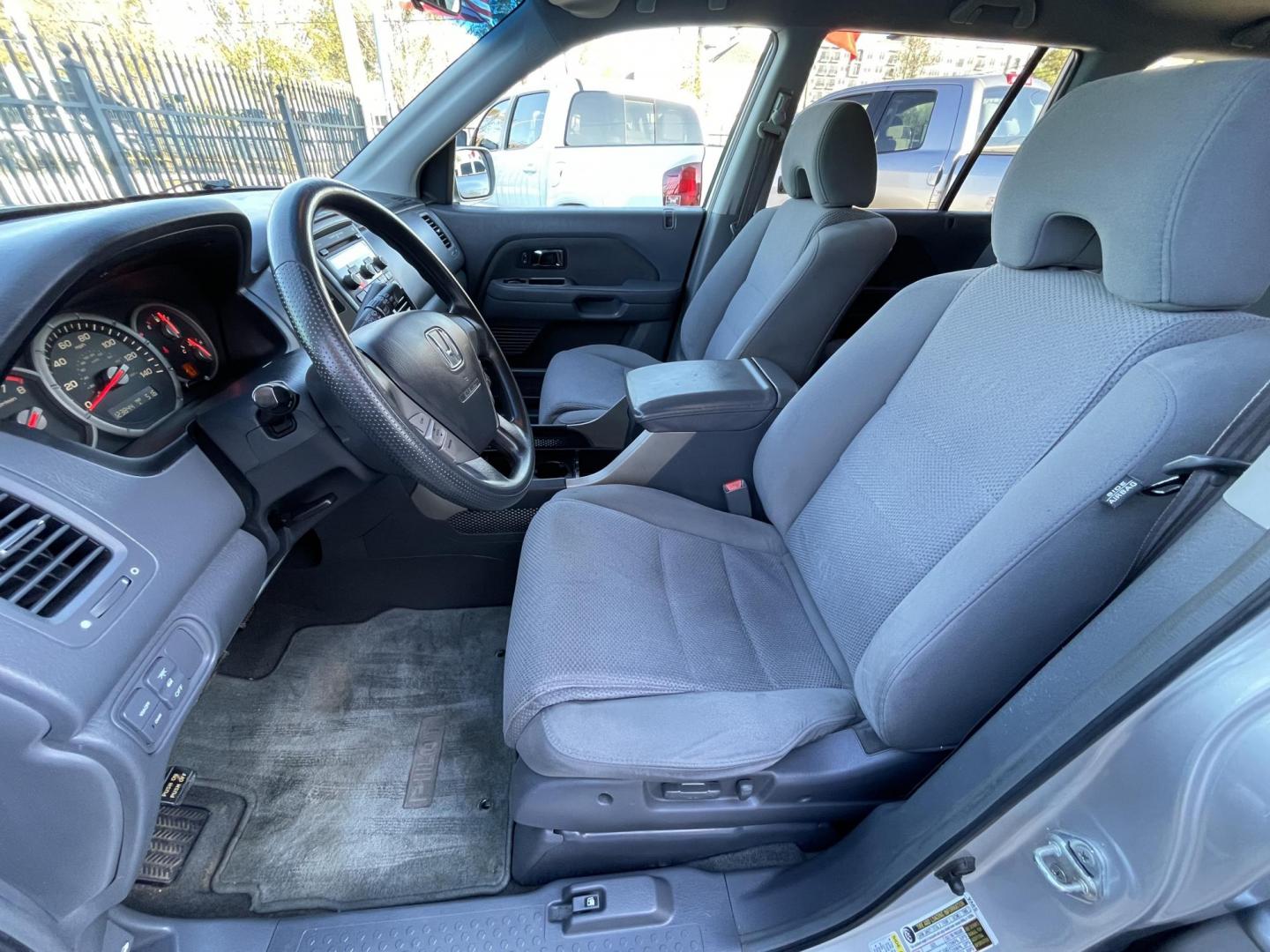 2007 Silver /Silver Honda Pilot EX 2WD (5FNYF28447B) with an 3.5L V6 SOHC 24V engine, 5-Speed Automatic Overdrive transmission, located at 1501 West 15th St., Houston, 77008, (713) 869-2925, 29.797941, -95.411789 - Photo#4