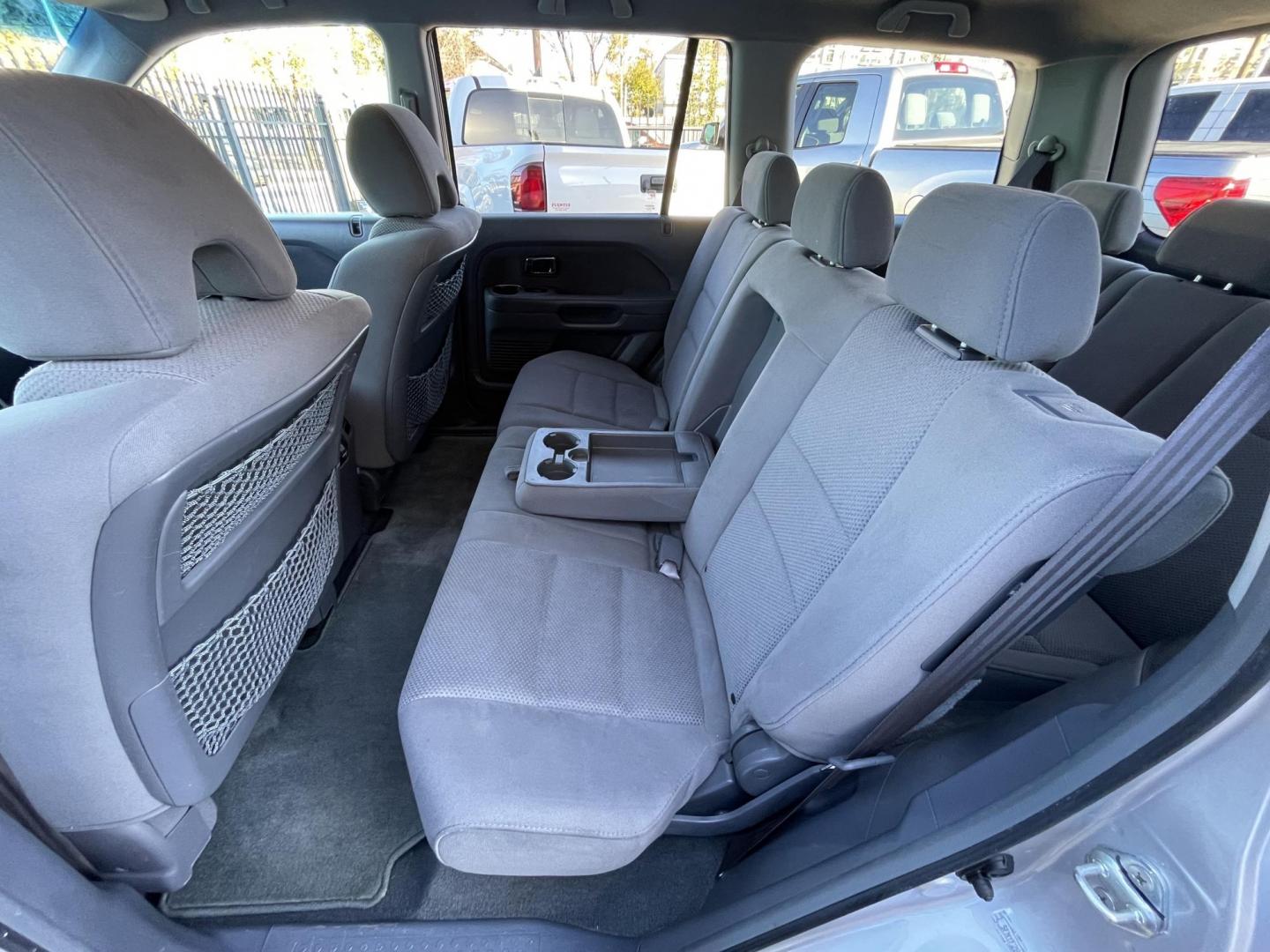 2007 Silver /Silver Honda Pilot EX 2WD (5FNYF28447B) with an 3.5L V6 SOHC 24V engine, 5-Speed Automatic Overdrive transmission, located at 1501 West 15th St., Houston, 77008, (713) 869-2925, 29.797941, -95.411789 - Photo#5