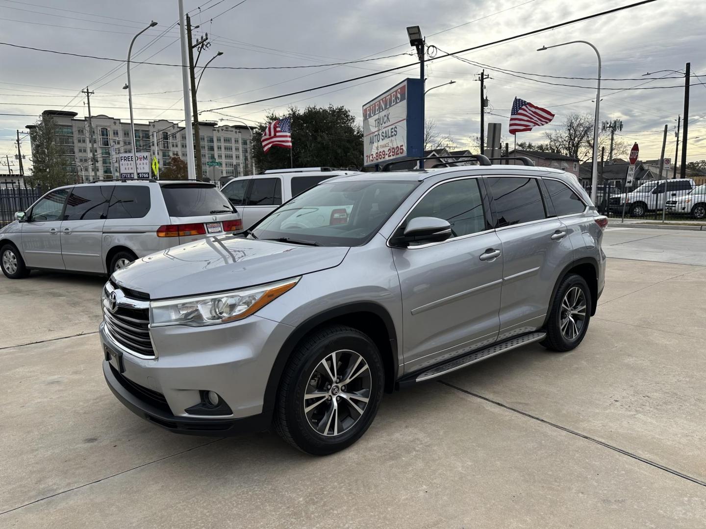 2016 Silver /Black Toyota Highlander XLE FWD V6 (5TDKKRFH5GS) with an 3.5L V6 DOHC 24V engine, 6A transmission, located at 1501 West 15th St., Houston, 77008, (713) 869-2925, 29.797941, -95.411789 - Photo#0