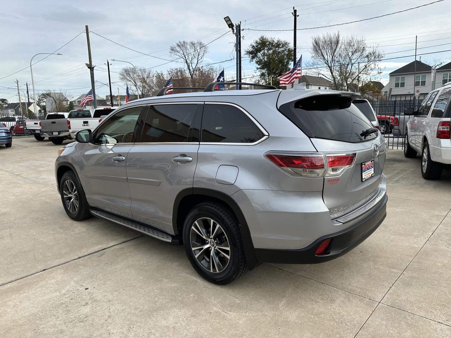 2016 Silver /Black Toyota Highlander XLE FWD V6 (5TDKKRFH5GS) with an 3.5L V6 DOHC 24V engine, 6A transmission, located at 1501 West 15th St., Houston, 77008, (713) 869-2925, 29.797941, -95.411789 - Photo#3