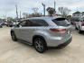 2016 Silver /Black Toyota Highlander XLE FWD V6 (5TDKKRFH5GS) with an 3.5L V6 DOHC 24V engine, 6A transmission, located at 1501 West 15th St., Houston, 77008, (713) 869-2925, 29.797941, -95.411789 - Photo#3