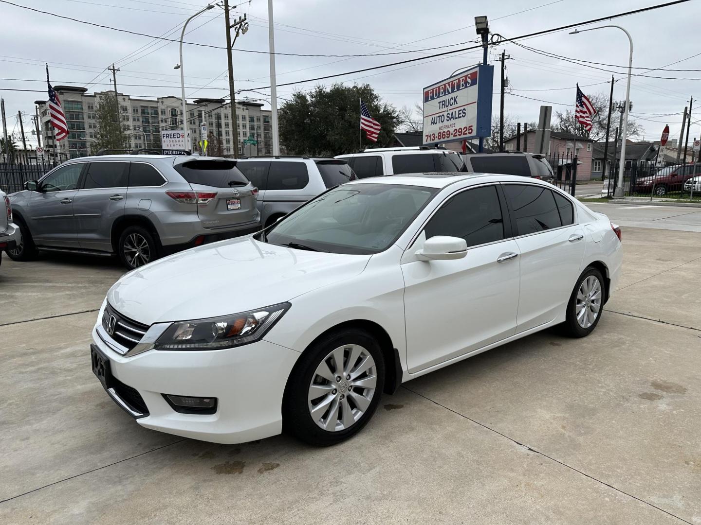 2015 White /Beige Honda Accord EX-L Sedan CVT (1HGCR2F86FA) with an 2.4L L4 DOHC 16V engine, Continuously Variable Transmission transmission, located at 1501 West 15th St., Houston, 77008, (713) 869-2925, 29.797941, -95.411789 - Photo#0