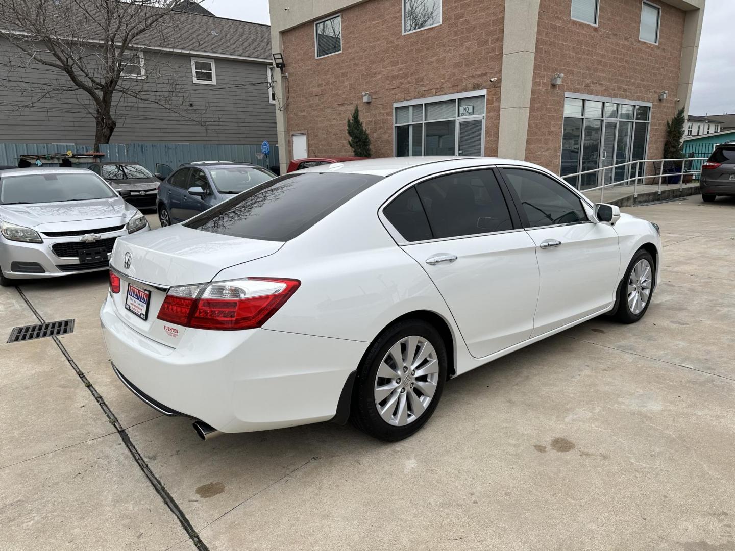 2015 White /Beige Honda Accord EX-L Sedan CVT (1HGCR2F86FA) with an 2.4L L4 DOHC 16V engine, Continuously Variable Transmission transmission, located at 1501 West 15th St., Houston, 77008, (713) 869-2925, 29.797941, -95.411789 - Photo#1