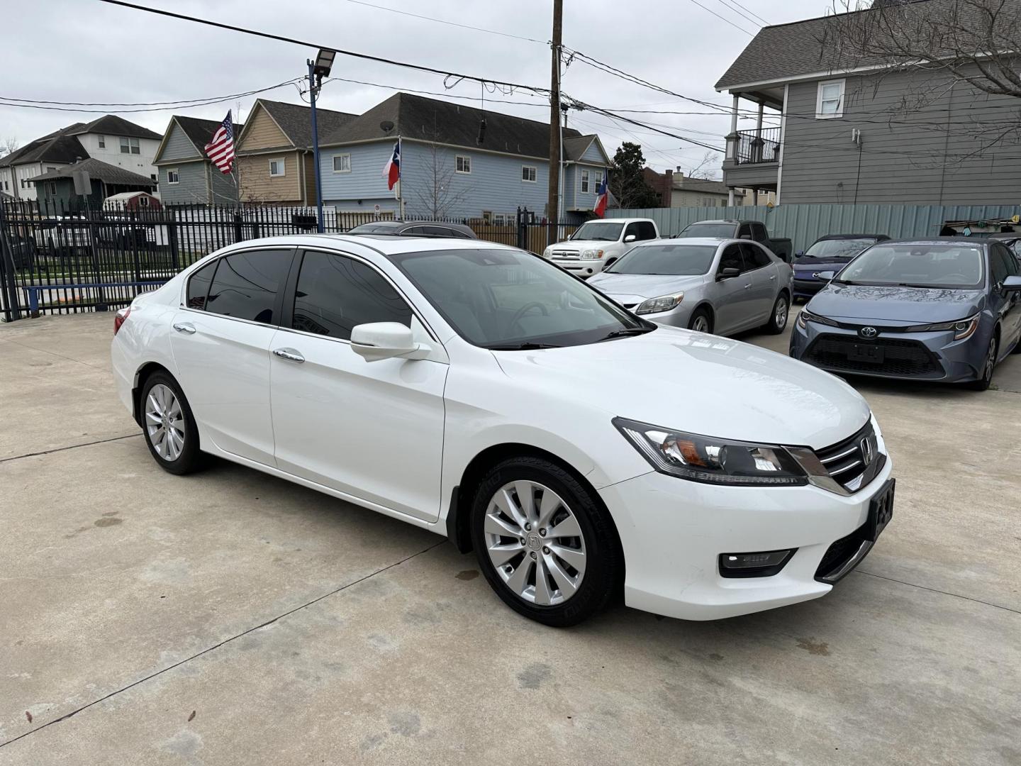 2015 White /Beige Honda Accord EX-L Sedan CVT (1HGCR2F86FA) with an 2.4L L4 DOHC 16V engine, Continuously Variable Transmission transmission, located at 1501 West 15th St., Houston, 77008, (713) 869-2925, 29.797941, -95.411789 - Photo#2