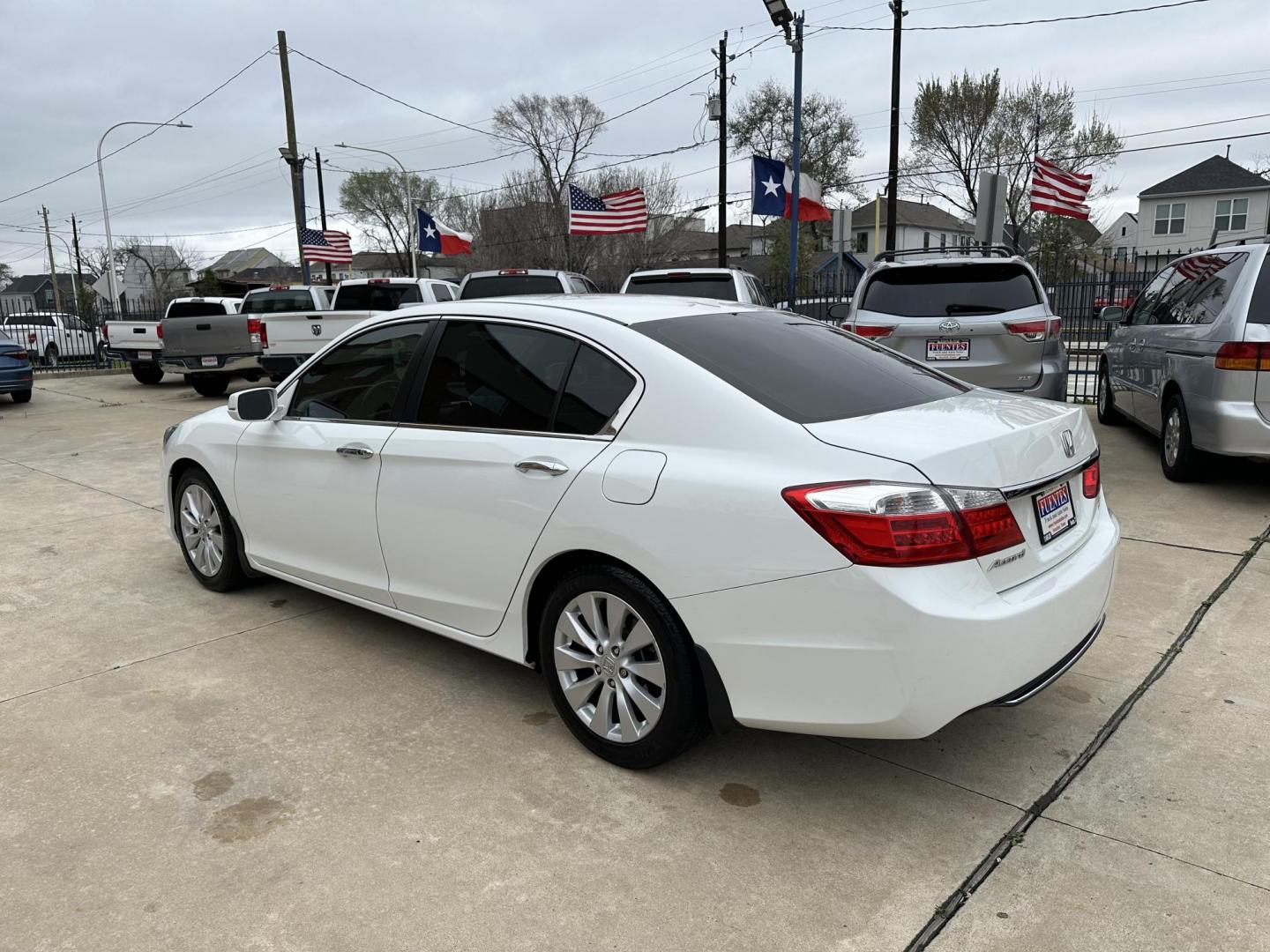 2015 White /Beige Honda Accord EX-L Sedan CVT (1HGCR2F86FA) with an 2.4L L4 DOHC 16V engine, Continuously Variable Transmission transmission, located at 1501 West 15th St., Houston, 77008, (713) 869-2925, 29.797941, -95.411789 - Photo#3