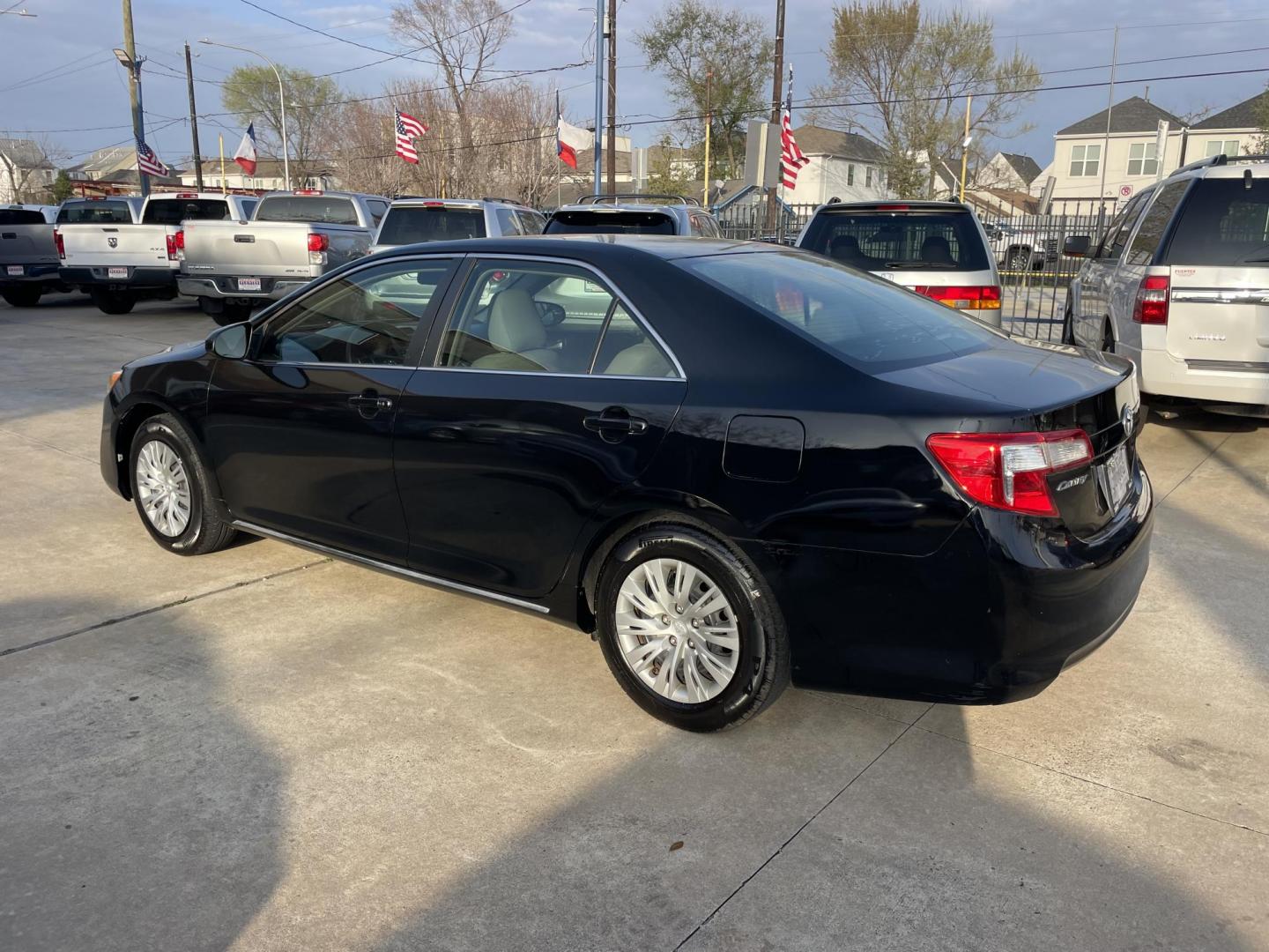 2012 Black /Silver Toyota Camry SE (4T1BF1FK7CU) with an 2.5L L4 DOHC 16V engine, 6-Speed Automatic transmission, located at 1501 West 15th St., Houston, 77008, (713) 869-2925, 29.797941, -95.411789 - Photo#3