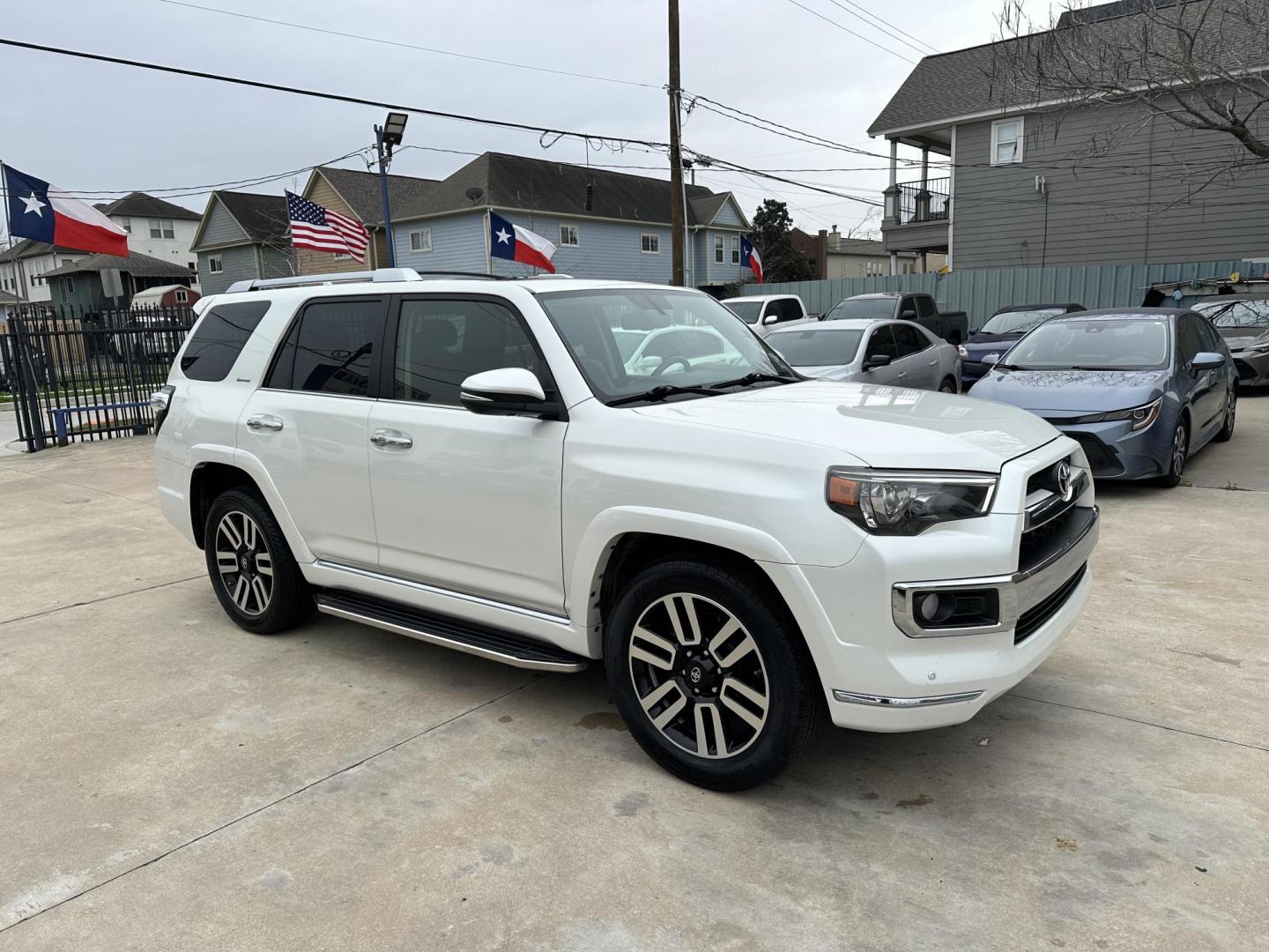 2015 White /Black Toyota 4Runner SR5 2WD (JTEZU5JR0F5) with an 4.0L V6 DOHC 24V engine, 5-Speed Automatic transmission, located at 1501 West 15th St., Houston, 77008, (713) 869-2925, 29.797941, -95.411789 - Photo#1