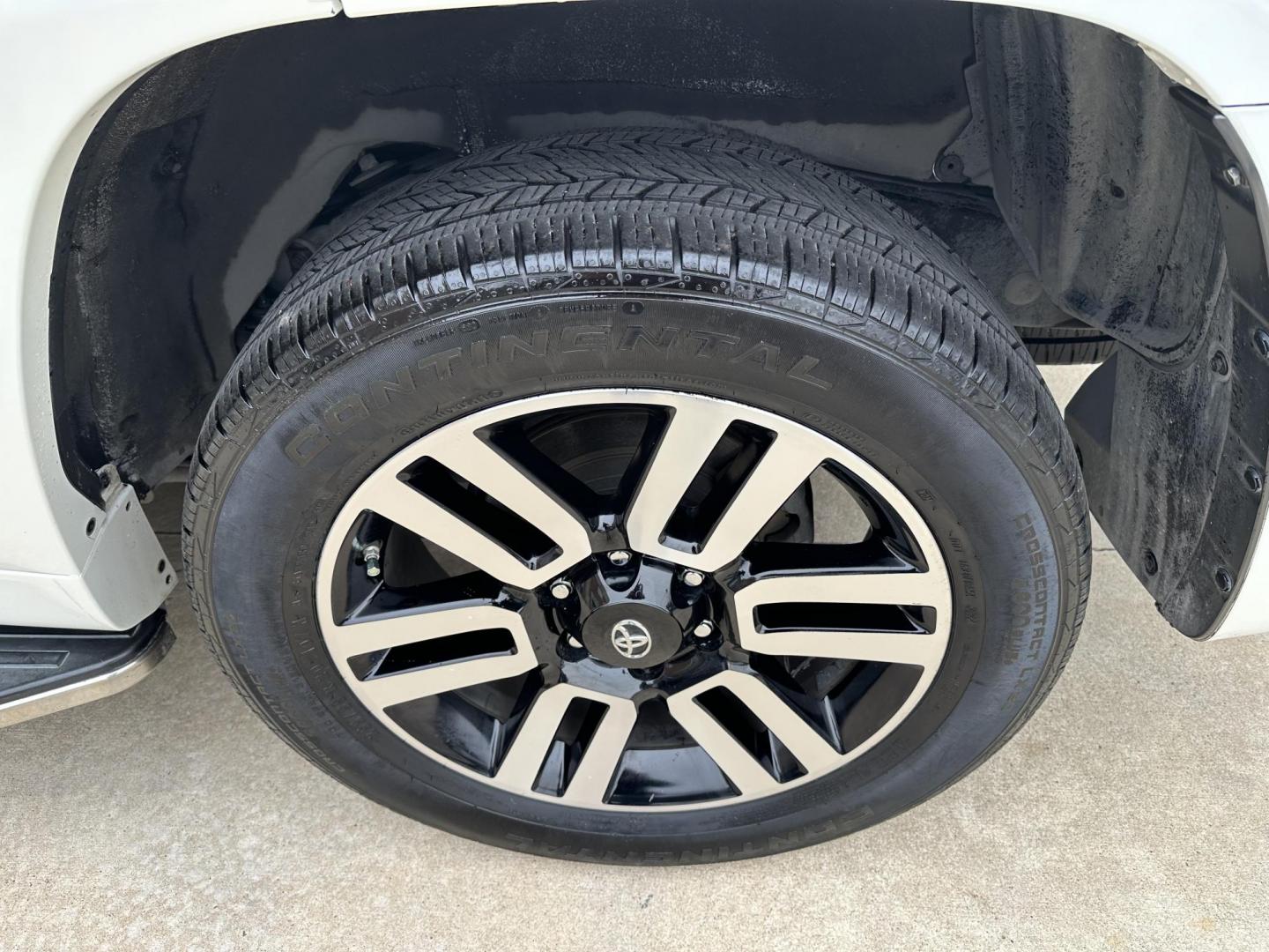 2015 White /Black Toyota 4Runner SR5 2WD (JTEZU5JR0F5) with an 4.0L V6 DOHC 24V engine, 5-Speed Automatic transmission, located at 1501 West 15th St., Houston, 77008, (713) 869-2925, 29.797941, -95.411789 - Photo#11