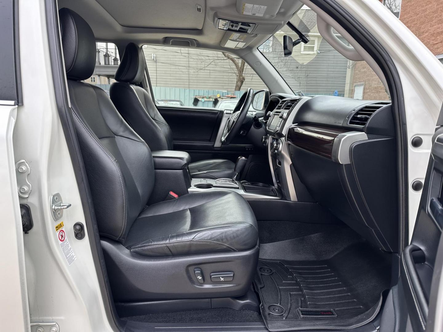 2015 White /Black Toyota 4Runner SR5 2WD (JTEZU5JR0F5) with an 4.0L V6 DOHC 24V engine, 5-Speed Automatic transmission, located at 1501 West 15th St., Houston, 77008, (713) 869-2925, 29.797941, -95.411789 - Photo#4